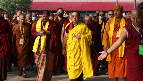 大司徒仁波切于菩提迦耶正觉塔供养念诵